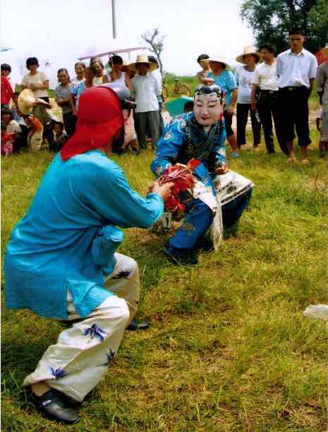 刘海与蓝采和正在施展各自的绝招1.jpg